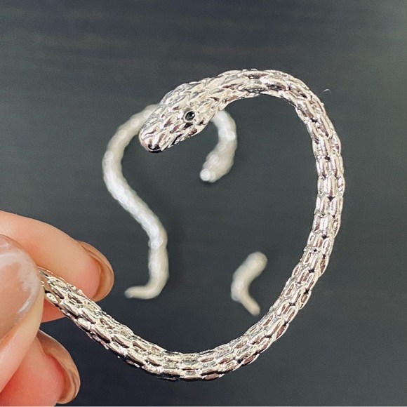 Pair of Silver Tone Snake Ear Cuffs Earrings NWT - Picture 6 of 14